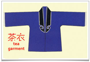 One of the 2 designs of tea garment ('cha yi' 茶衣) employed in Chinese operas where the lapels meet in the middle of the torso (like a shirt). One of the 2 designs of tea garment ('cha yi' 茶衣) employed in Chinese operas where the lapels meet in the middle of the torso (like a shirt).