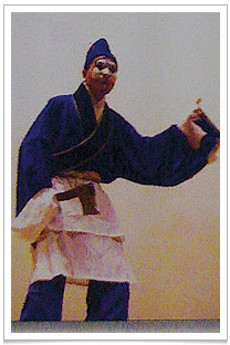 The character of the wine seller, in the story of Lin Chong, wearing the tea garment with the left lapel covers the right lapel (like a bathrobe). The character of the wine seller, in the story of Lin Chong, wearing the tea garment with the left lapel covers the right lapel (like a bathrobe).