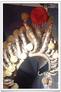 The intricate headdress showing little snakes with pom poms at the end from the 'Legends of the White Snake' ('Bai She Chuan' 白蛇传). The intricate headdress showing little snakes with pom poms at the end from the 'Legends of the White Snake' ('Bai She Chuan' 白蛇传).
