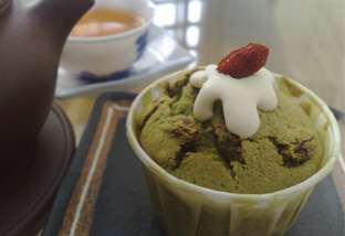 matcha and goji berry cupcake