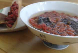 Give some TLC to your throat with this Goji berries and dried orange peels brew.