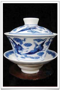 One of the four famous styles of porcelain gaiwans from Jing De Zheng (China) with blue and white glaze that we familiarly associate with Chinese teacups, vases and dishes.