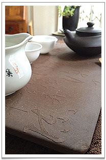 The calligraphy embossed on this old clay tea stand is written by a 16th century poet about teas in Fujian. The calligraphy embossed on this old clay tea stand is written by a 16th century poet about teas in Fujian.